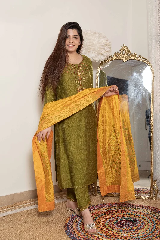 Chanda Green Suit Set With Painted Dupatta