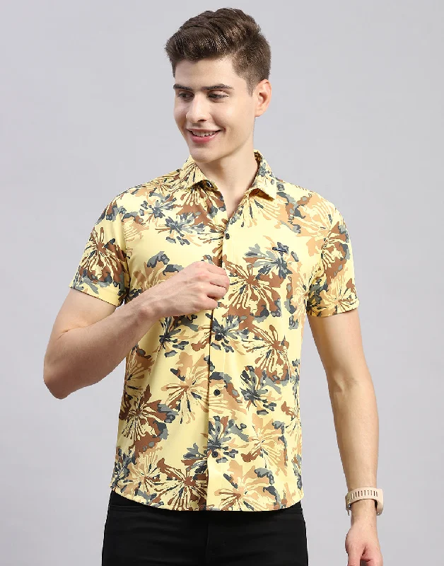 Men's Vintage T-Shirts for a Retro VibeMen Yellow Floral Print Collar Half Sleeve Shirt